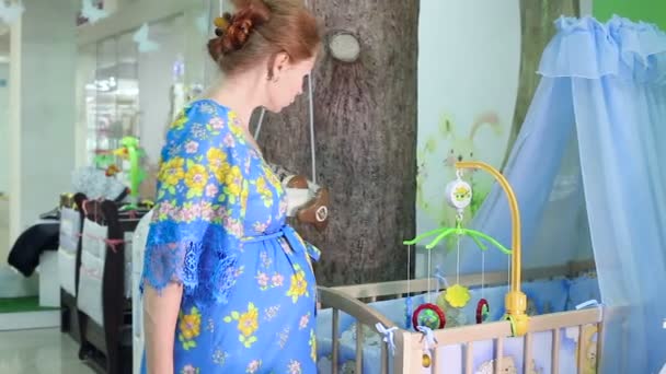 Kleiderkauf im Baby- und Umstandgeschäft Frau sucht Sommerkleid und Schuhe — Stockvideo