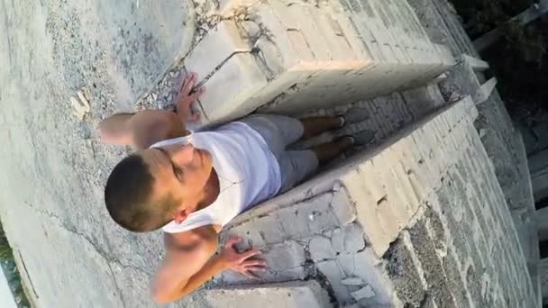 Realizando a la altura de los trucos. Chicos jóvenes realizan trucos en edificios de gran altura . — Vídeos de Stock