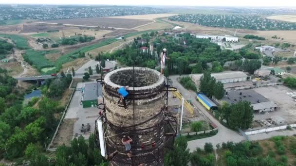 Екстремальні види спорту. Молоді хлопці виконують трюки зверху . — стокове відео