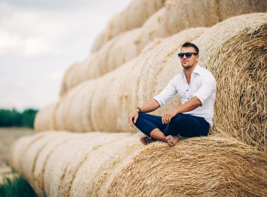 İyi görünüyor saman, güneş gözlüklü genç adam.
