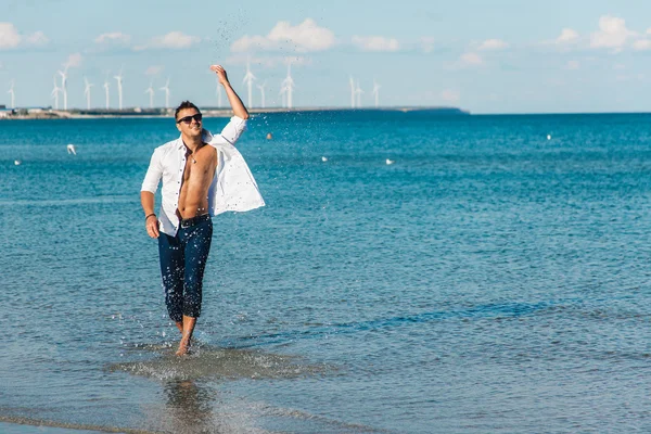 Sahilde yürüyen bir adam