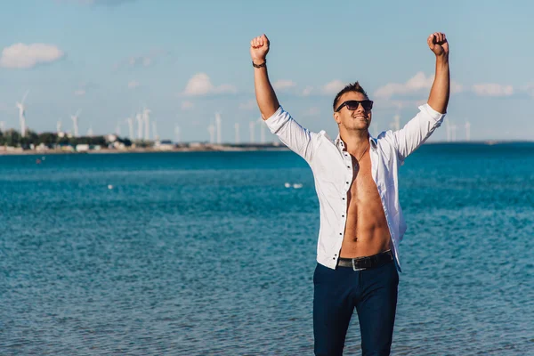 Sahilde yürüyen bir adam