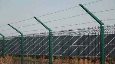 Çelik Kaynaklı Güneş Enerjisi Santrali Güvenlik Güneş. Örgü çit. Hangi güneş enerjisi elemanları üzerinde bölge Eskrim.