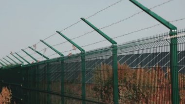 Çelik Kaynaklı Güneş Enerjisi Santrali Güvenlik Güneş. Örgü çit. Hangi güneş enerjisi elemanları üzerinde bölge Eskrim.