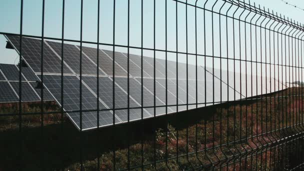 Soldada con autógena de acero Solar Central de Seguridad Solar. Valla de malla. Esgrima el territorio en el que los elementos de energía solar . — Vídeos de Stock