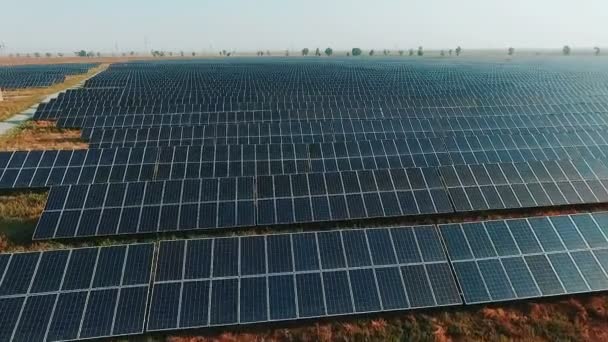 Letecký pohled solární panely fotovoltaické systémové zobrazení ptačí oko — Stock video