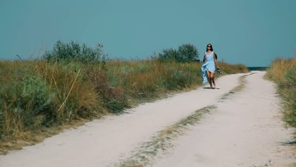 苗条的女孩去沙路到海滩 — 图库视频影像