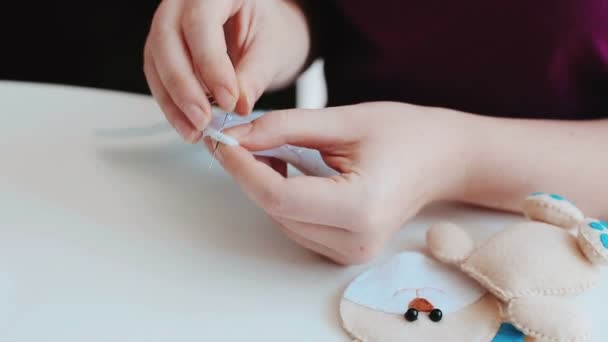 Vrouw maakt doosjes, decoratie, handgemaakte. Gemaakt door handen. Productie van dozen, letters en cijfers. Met de hand naaien. Items voor kinderen en moeders. — Stockvideo