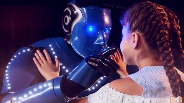 Un robot gioca con una ragazza con le trecce .. — Video Stock