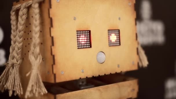 Un robot de madera contrachapada parecido a un brownie. — Vídeos de Stock