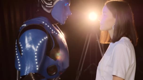 Una joven y hermosa niña apoyó su cabeza contra el robot. — Vídeos de Stock