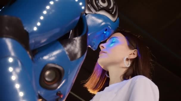 Das Mädchen berührte den Roboter an der Stirn — Stockvideo