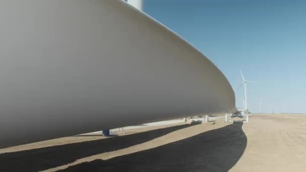 지상에 있는 거대 한 풍력 터빈 칼날. — 비디오