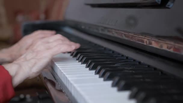 Mãos de mulher sênior tocar música no piano vintage na sala de luz — Vídeo de Stock