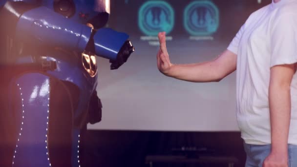 Niebieski robot i szczęśliwy nastolatek dziewczyna dołączyć palmy w pobliżu ekranu — Wideo stockowe