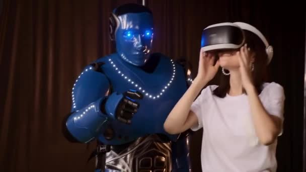 Robot a dívka ve virtuálních brýlích — Stock video