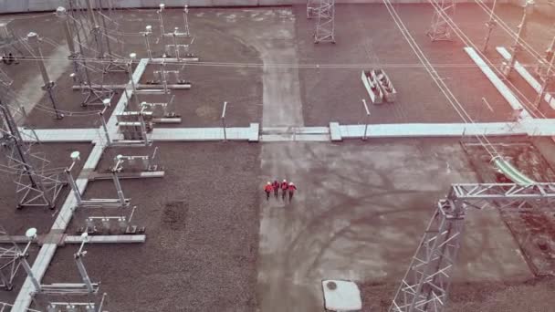A munkavállalók sétálnak, hogy ellenőrizzék az elektromos alállomás légi kilátását — Stock videók