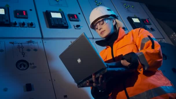 Femme ingénieur utilise un équipement de contrôle d'ordinateur portable à la sous-station — Video