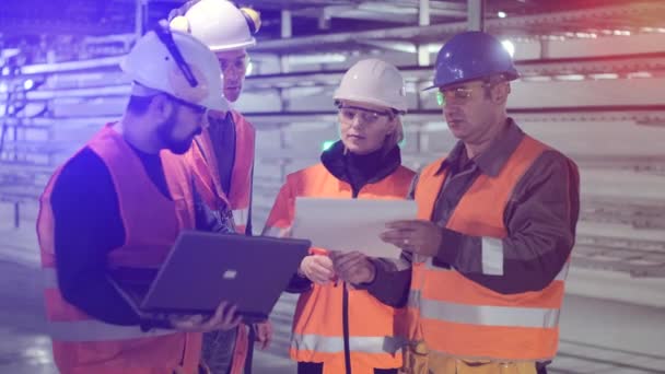 Medewerkers bespreken het controleren van nieuwe elektrische station apparatuur — Stockvideo