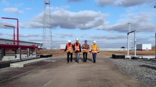 Inspecteurs lopen om elektrische distributie substation controleren — Stockvideo