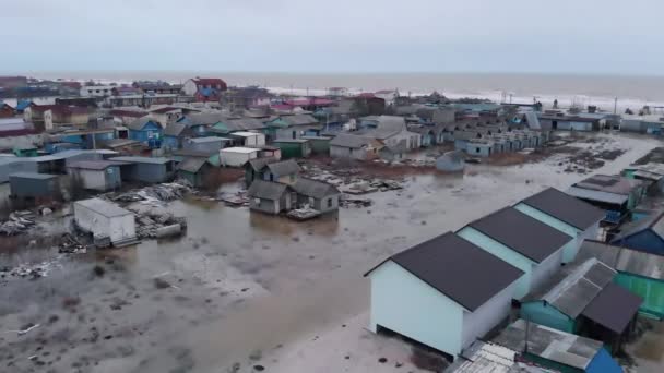 As casas de uma pequena aldeia perto do mar foram inundadas devido a inundações. — Vídeo de Stock