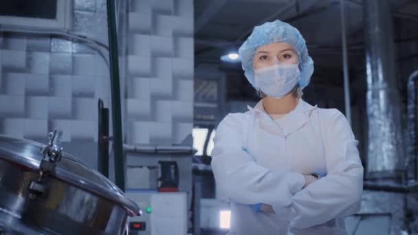 Női dolgozó orvosi maszkban áll gép szerszám közelében — Stock videók