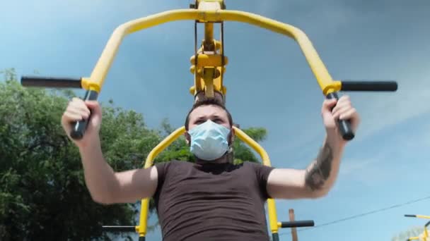 Фитнес-тренировки в защитной медицинской маске — стоковое видео