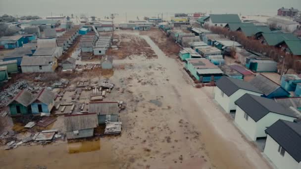 Waterlogged χωριό με κτίρια εξοχικό σπίτι και σκουπίδια — Αρχείο Βίντεο