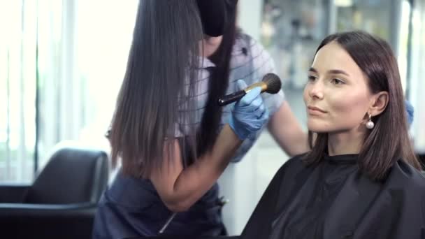 Service clientèle dans un salon de beauté portant un masque de protection — Video