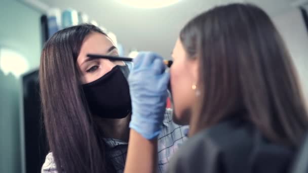 Service clientèle dans un salon de beauté portant un masque de protection — Video