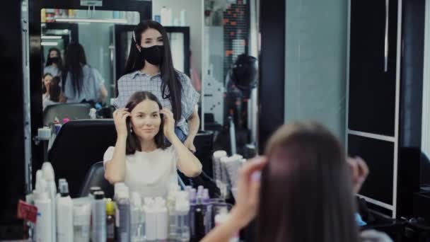 At the end of the work, the master hairdresser rips off the cape from the client. — Stock Video