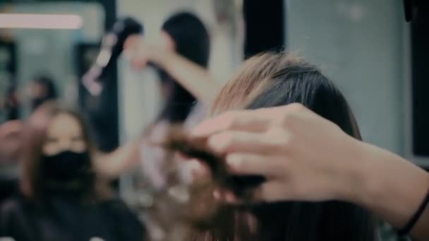 Coiffure avec sèche-cheveux dans un salon de beauté. — Video