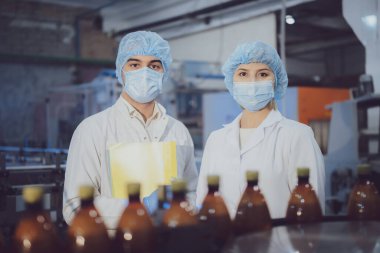 Erkek ve kadın uzmanlar bira fabrikasında