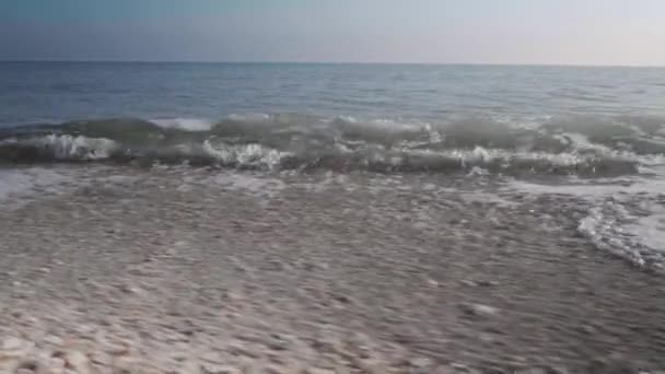 Fale morskie uderzają o brzeg. — Wideo stockowe