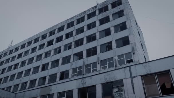 Una vista futurista de un edificio de apartamentos vacío. — Vídeo de stock