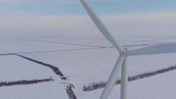 Máquina de viento se vuelve contra campos cubiertos de nieve blanca — Vídeo de stock