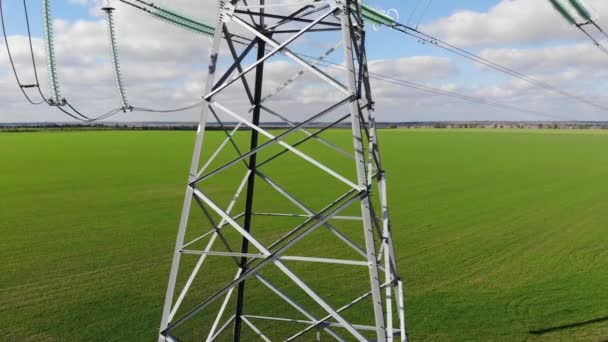 Spostarsi lungo la torre di linee di trasmissione di potenza in campo — Video Stock