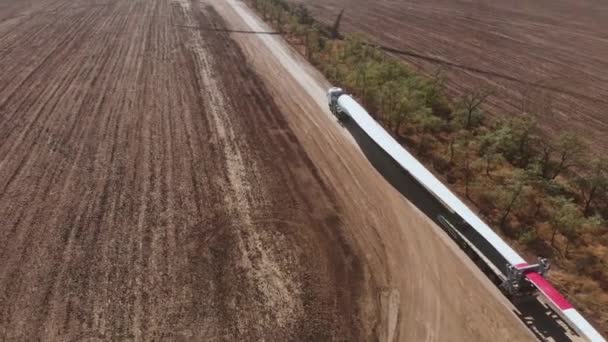 農村部の道路に沿って風力タービンのためのトラック輸送ブレード — ストック動画