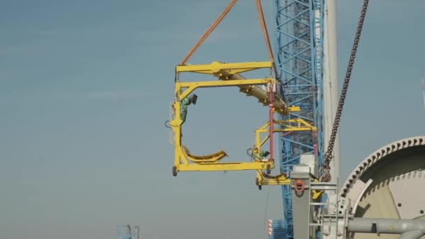 Zařízení pro zvedání a instalaci pilířů větrných turbín — Stock video