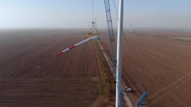 Rüzgâr türbini şantiyesindeki vinçte asılı duruyor.