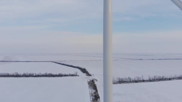 Čepele generátoru větru s červenými pruhy proti zasněženým polím — Stock video