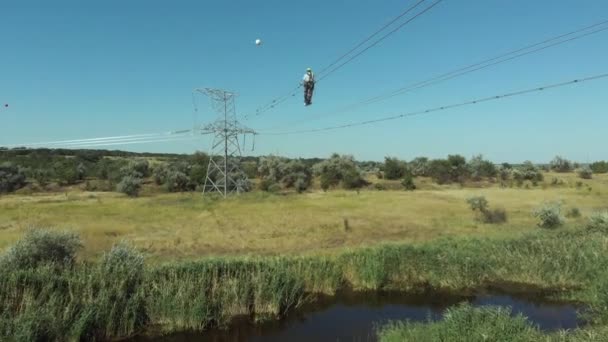 Técnico instala desviadores de vuelo en líneas eléctricas — Vídeos de Stock