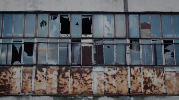 Rozbitá okna na fasádě staré továrny. — Stock video