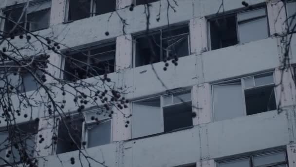 Un edificio de varios pisos con ventanas rotas en mal estado. — Vídeos de Stock