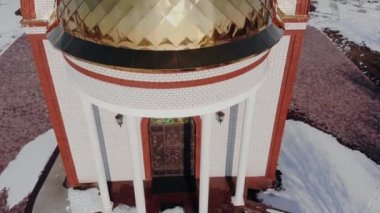 Ukrayna Ortodoks Kilisesi, altın kubbeler ve altın haçlar güneşte parlıyor.