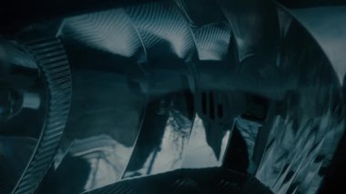 Arabanın farlarını yakıyorum..