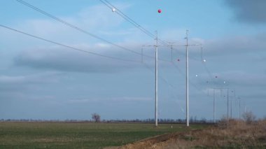 Yüksek voltajlı elektrik hatlarına yerleştirilmiş işaret topları.