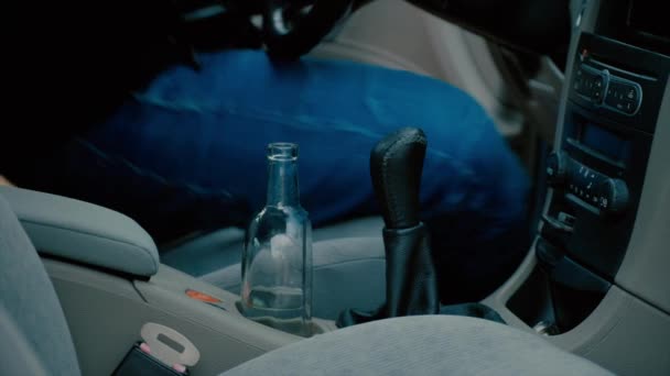 Κρατώντας μπουκάλι αλκοόλ στο αυτοκίνητο. — Αρχείο Βίντεο
