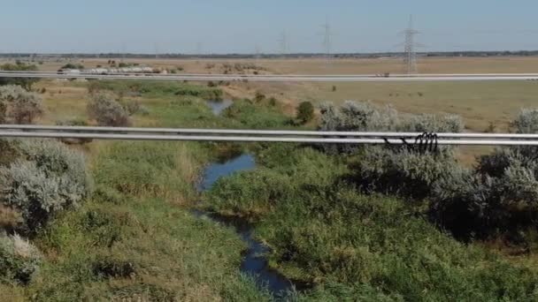 Marcadores montados em espiral para evitar que as aves colidam com linhas de energia. — Vídeo de Stock