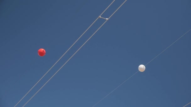 電源ラインに設置された赤と白のマーカーボール — ストック動画